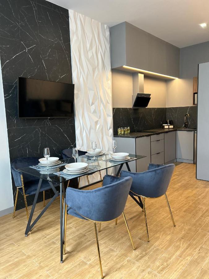 Central Family Boutique Apartments 2 Lviv Dış mekan fotoğraf